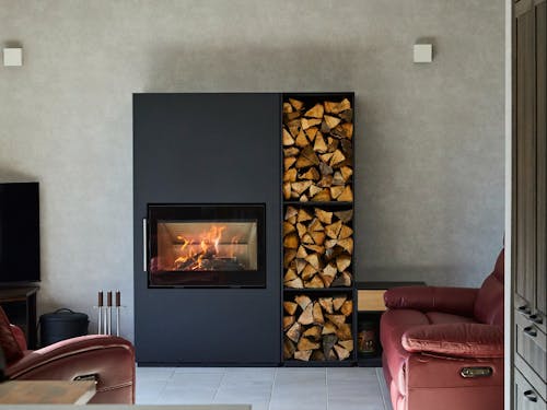 煙突が室内に見えないタイプのユニークな薪ストーブ。