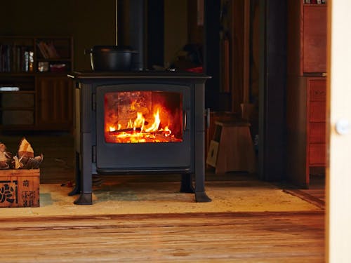 事務所には薪ストーブを完備。暖かいです。