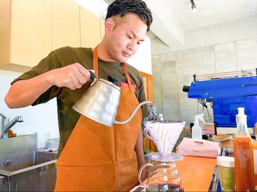 店長の里森もバリスタとしてコーヒーを提供しています