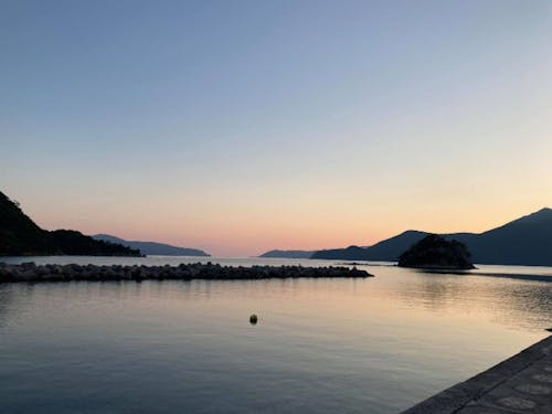 海を見ながらの通勤で癒されます。