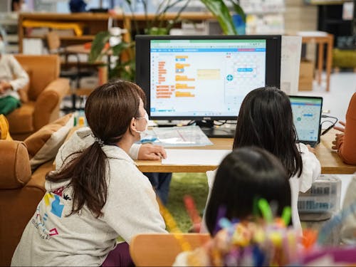 【施設運営の様子】プログラミングツールに触れる子どもを見守るメンター