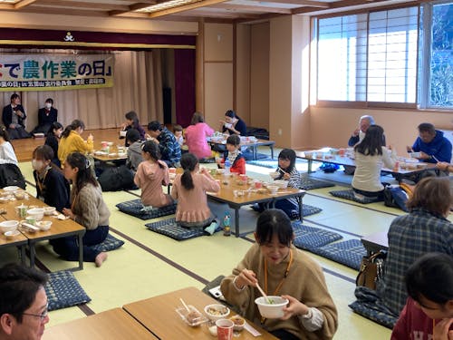 大収穫祭ではみんなで作った料理を食べます。