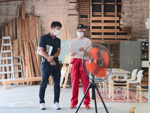 スタッフがDiYに取り組む様子