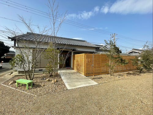 施設外観。外にシャワーも完備。
