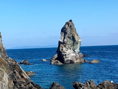 国生み伝承の一つ、沼島にある神立上岩