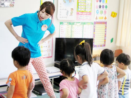 子どもたちと歌って踊って英語を学びながら楽しくウォームアップ!