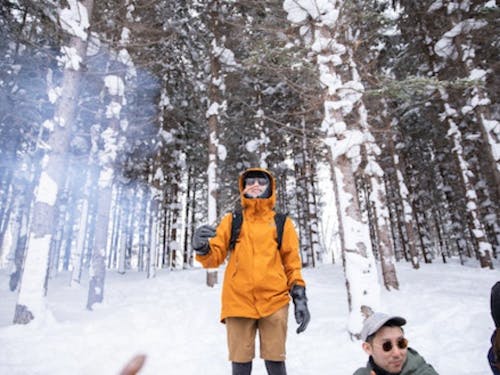 冬の森で、焚火しながら地元食材でバーベキュー