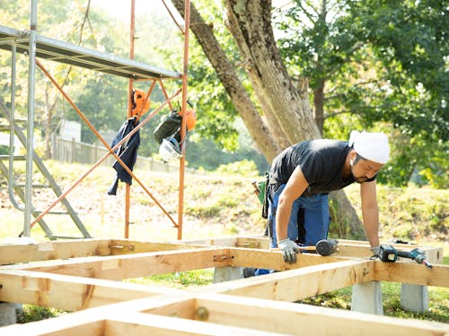 小屋づくりの様子(元・協力隊/RAWWOODの福田隼人さん)