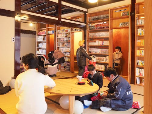 寄付の本が入り、親子で参加のイベントの時はみんな思い思いに過ごしていました。