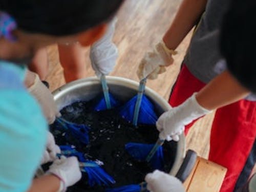 夏休みでの藍染体験の様子