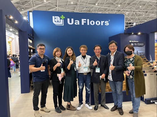 新規・輸入プロジェクトでの海外出張の時、海外パートナー達と。