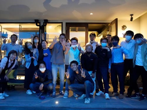 会社の皆でピース!(仲間の旅立ちの見送り)