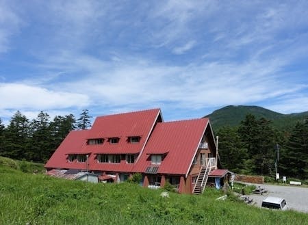 赤い屋根が印象的な麦草ヒュッテ（宿泊）