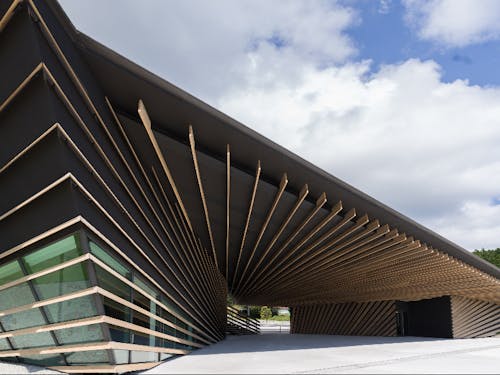 事務所となる施設は世界的建築家の隈研吾氏設計