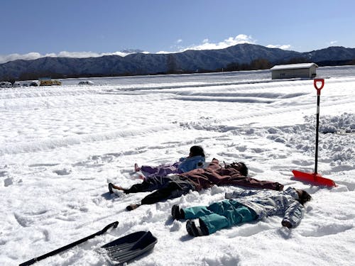 CEO一家でパノラマオフィス前の雪かき