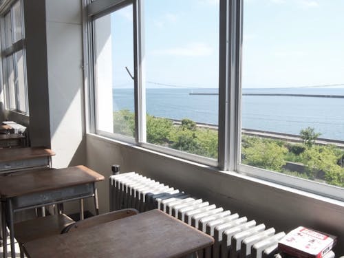 海のすぐそばにある高校の教室から見える景色