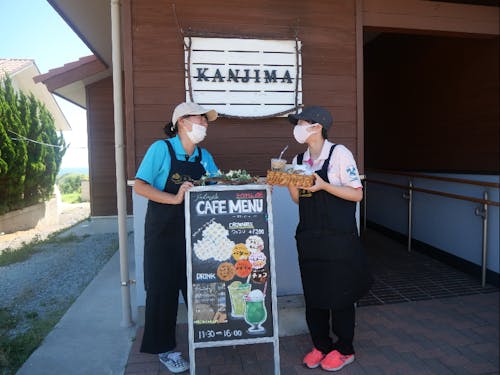 インターン生として島のカフェで働く様子