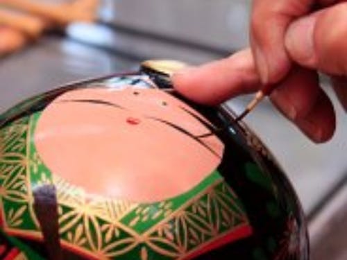 大内人形の絵付けの様子