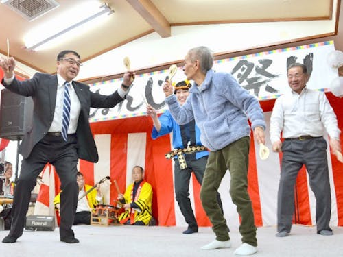 じょんじょん祭り(方言でワクワクするという意味)の舞台で見事な海士町の伝統舞踊キンニャモニャ踊りを披露!