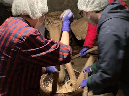 味噌つき(杵と臼で味噌をつくる)