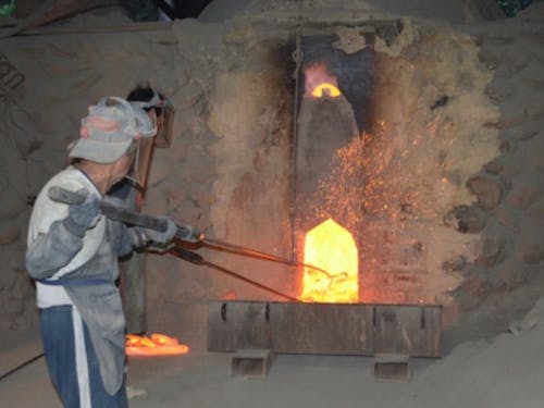 炭材の窯出し作業をする職人たち