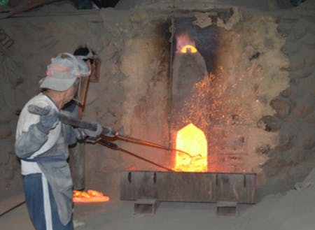 炭材の窯出し作業をする職人たち