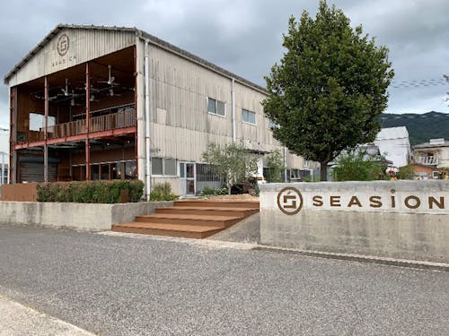 海側から見た改修した元素麺工場とファーム