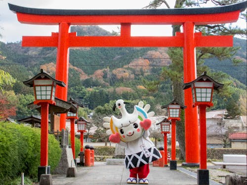 太皷谷稲荷神社参道入口とゆるきゃら「つわみん」」