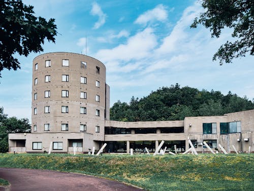 緑の森に囲まれた温泉ホテル「ポンピラアクアリズイング」