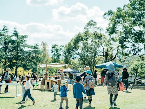 公園ではまちのあらゆる人がお店を出したりくつろいだり