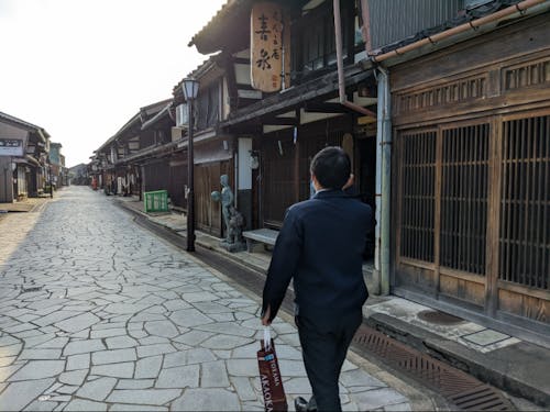 現地取材して情報収集もお願いします!