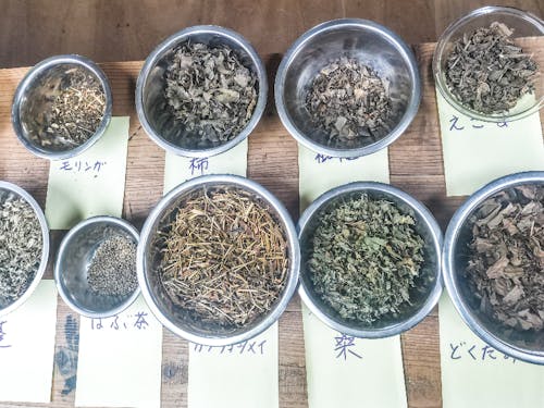 特産品のカワラケツメイ茶をはじめとする様々な野草茶