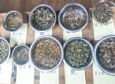 特産品のカワラケツメイ茶をはじめとする様々な野草茶