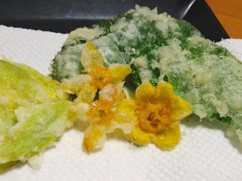 散歩道が山菜があふれている