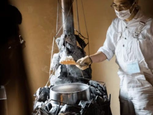 田植えが終わった後は竈門で炊きたての農家飯