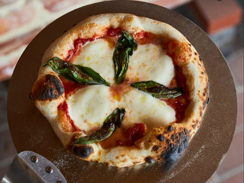 イベント時は薪ストーブで料理したり◎