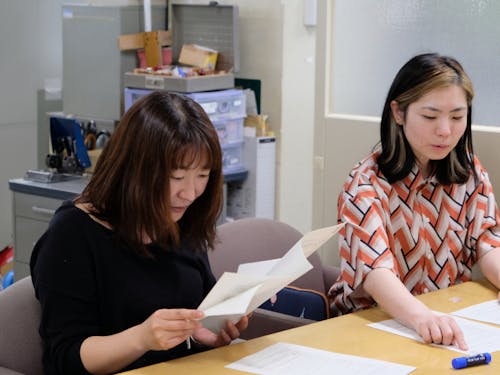 契約書を確認する「あかっちゃん」(写真左)