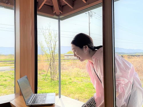 パノラマオフィスでワ―ケーションする東京から来た社員