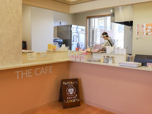 飲食スペースも併設。憩いのスペースとして利用できます