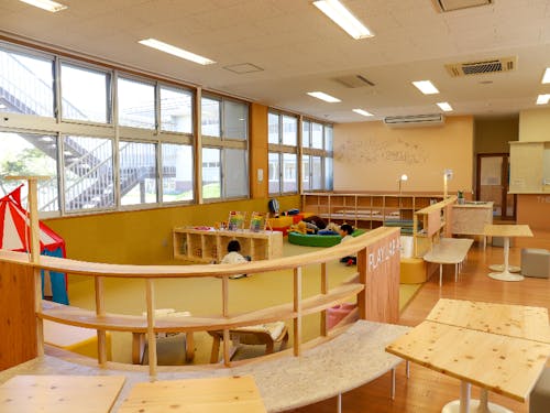 エントランスを通ると、すぐに明るいプレイエリアが