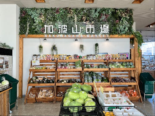 市内の新鮮な農産物が店内を彩ります