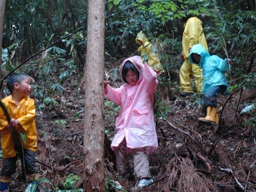 雨の日でも五感を感じながら遊ぶ子供たち