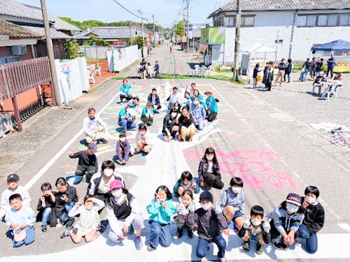 商店街を歩行者天国にして、子どもたちと描いた道路アート