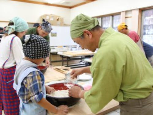 そば打ち職人と一緒にそば打ち体験