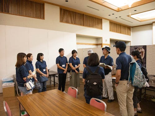 朝のスタッフミーティングの様子