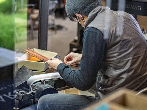 人の手で一つ一つ作られていく様子を目の前で見学できます。