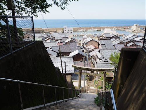 海と山が非常に近く、高台からまちと海の絶景が見渡せます。