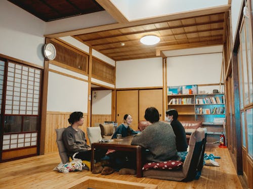 綺麗にリノベーションされた開放的なシェアハウスです。