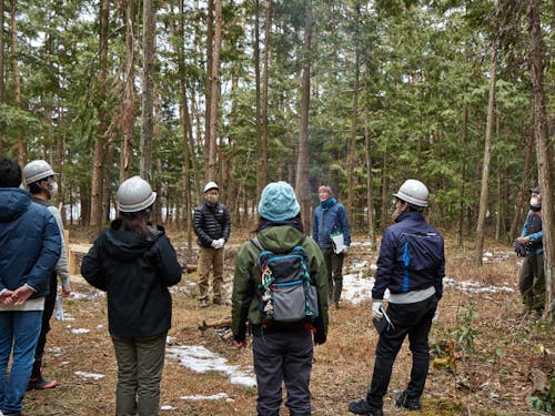 森の中での林業体験。焚き火を囲んで森や木の話しを伺います。