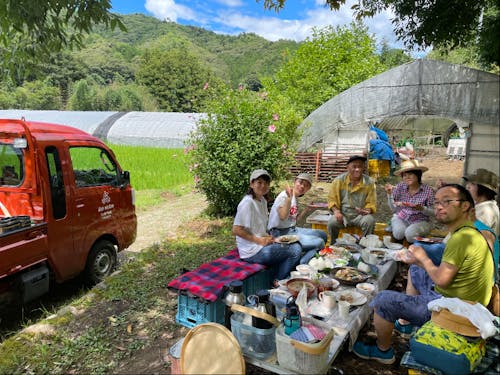 田んぼのお手伝いの後、老若男女問わず、みんなでランチ。たのしいひと時です。